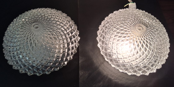 Image 1 of 2 lampade da soffitto vintage con rilievo a forma di ananas e rosone nero massiccio.
