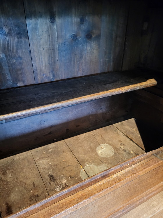 Image 1 of Schöner antiker Wäsche- oder Porzellanschrank aus Holz