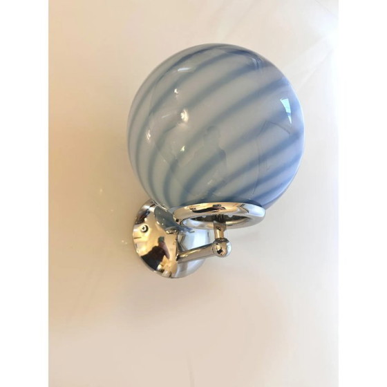 Image 1 of Set van twee moderne wandlampen van Murano-glas met een blauwe spiraalvorm.