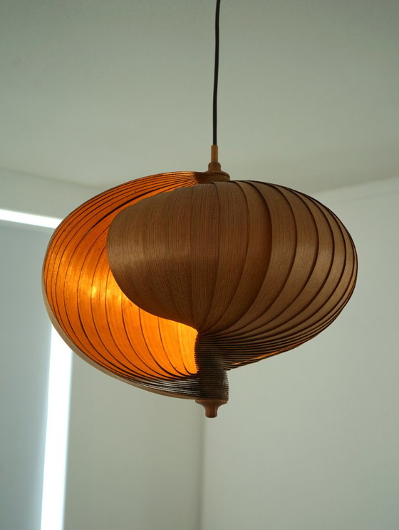 Image 1 of Houten plafondlamp in de vorm van een nautilus, toegeschreven aan Hans Agne Jakobsson. Jaren 60.