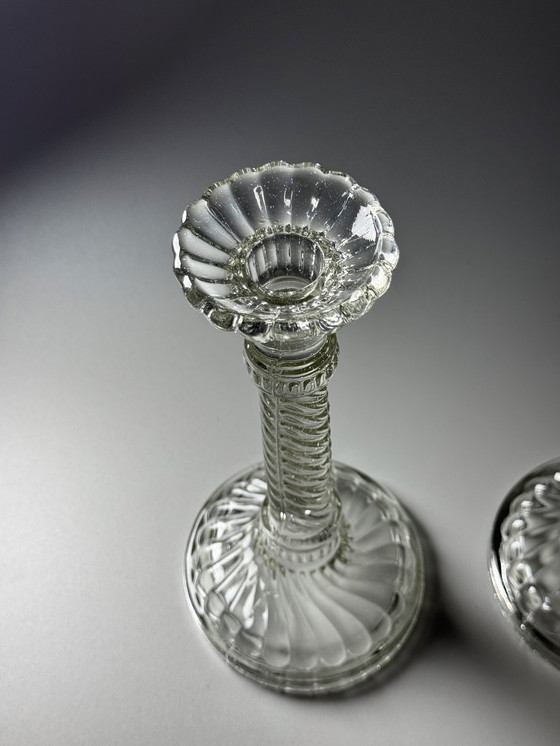 Image 1 of Een paar art-deco kandelaars van gedraaid glas — België, jaren 1920-1930