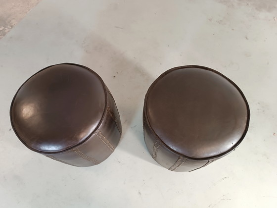 Image 1 of Set van 2 bruine leren poefs