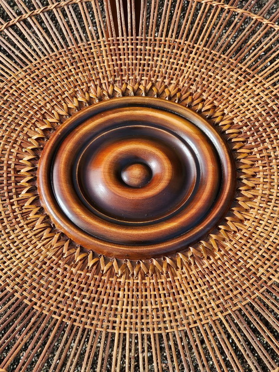 Image 1 of Tavolino da caffè rotondo vintage francese in legno, vetro e rattan - Grande tavolo da salotto in stile Luigi XV - anni '60