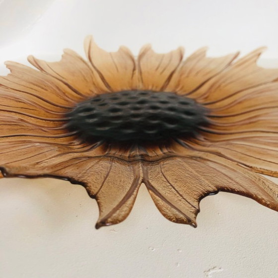 Image 1 of Plato con forma de girasol en vidrio moldeado y prensado, circa 1960.