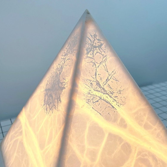 Image 1 of Lampada da tavolo a piramide di marmo, anni '80