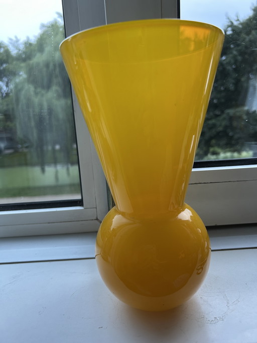 Vase jaune en forme de trou de serrure fabriqué par Royal Leerdam