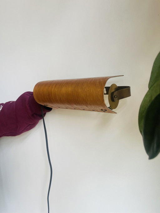Lámpara de pared vintage de los años 50, chapada en madera y latón.