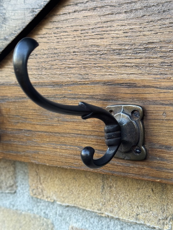 Image 1 of Porte-manteau de l'école d'Amsterdam | vers 1920 | Chêne massif | Une pièce qui attire tous les regards