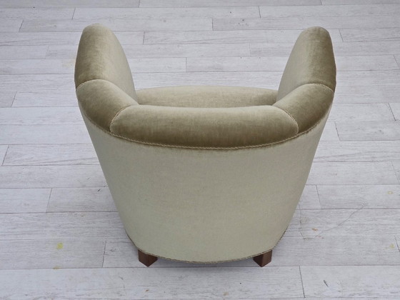 Image 1 of Dänischer Sessel aus den 1970er Jahren, originaler grüner Möbelveloursbezug, Eichenholz.