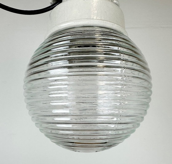 Image 1 of Industriële witte porseleinen hanglamp met geribbeld glas, jaren 70