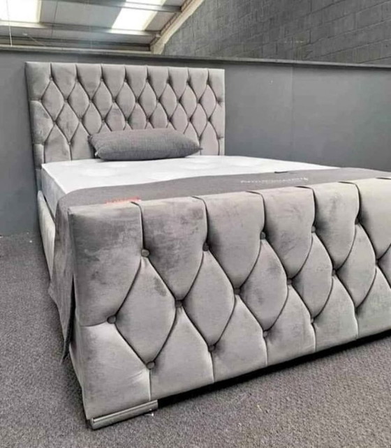 Image 1 of Gloednieuw bed van 160x200 cm met matras.