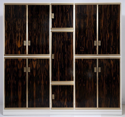 Armadio in ottone e noce di Luciano Frigerio, anni Settanta, della modernità di metà secolo.