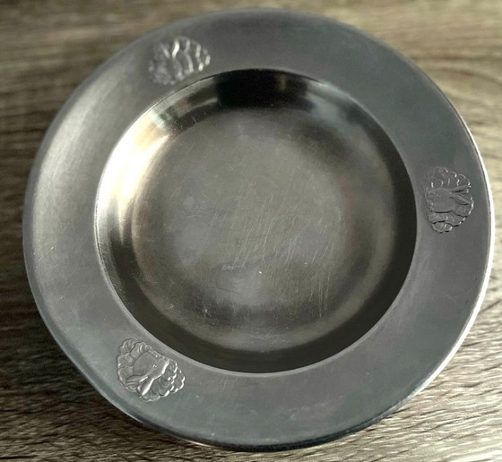 Image 1 of 2 borden en 2 verzilverde tinnen kopjes van Gero Zilmeta, versierd met konijnen.