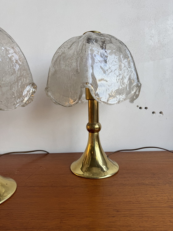 Image 1 of Lampada da tavolo vintage in ottone e vetro ghiacciato: eleganza di metà secolo