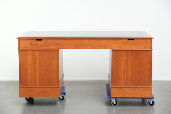 Image 1 of Groot klassiek houten bureau in Engelse stijl met 4 lades en een blauw lederen blad