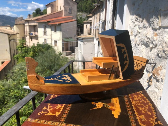 Image 1 of Gondole miniature musicale et porte-cigarettes, début 1960, Sorrente, Italie