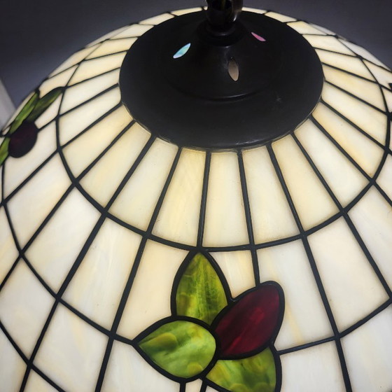 Image 1 of Grote vintage hanglamp in Tiffany-stijl van gekleurd glas.