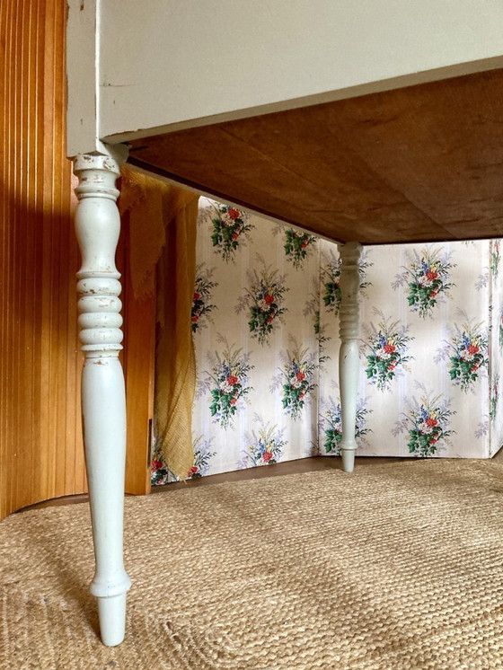 Image 1 of Escritorio antiguo de madera con frente inclinado, frente abatible y patas torneadas