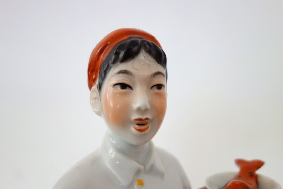 Image 1 of Estatua femenina de porcelana china con forma de galleta - Revolución Cultural n.° 15