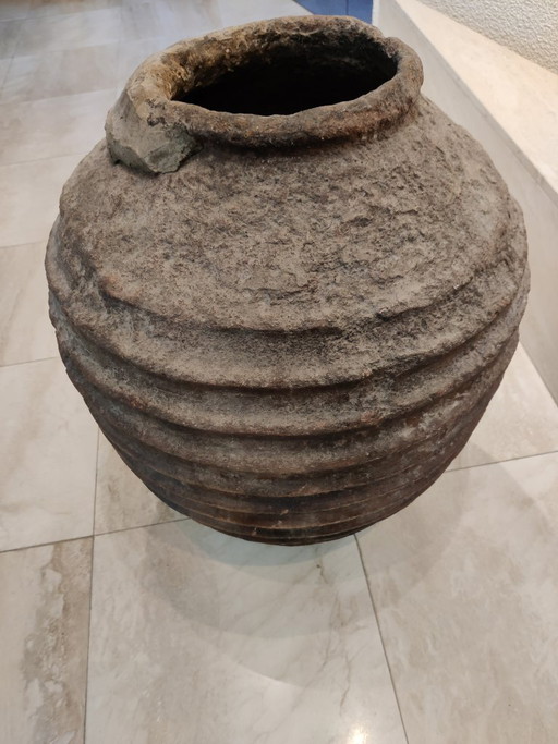 Élégant pot ancien en terre cuite patinée, orné de rainures.