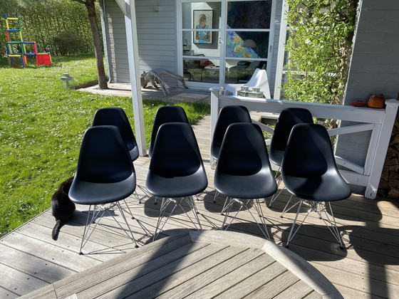 Image 1 of 8 sedie Charles Eames con scocca nera e gambe in alluminio cromato, modello Torre Eiffel