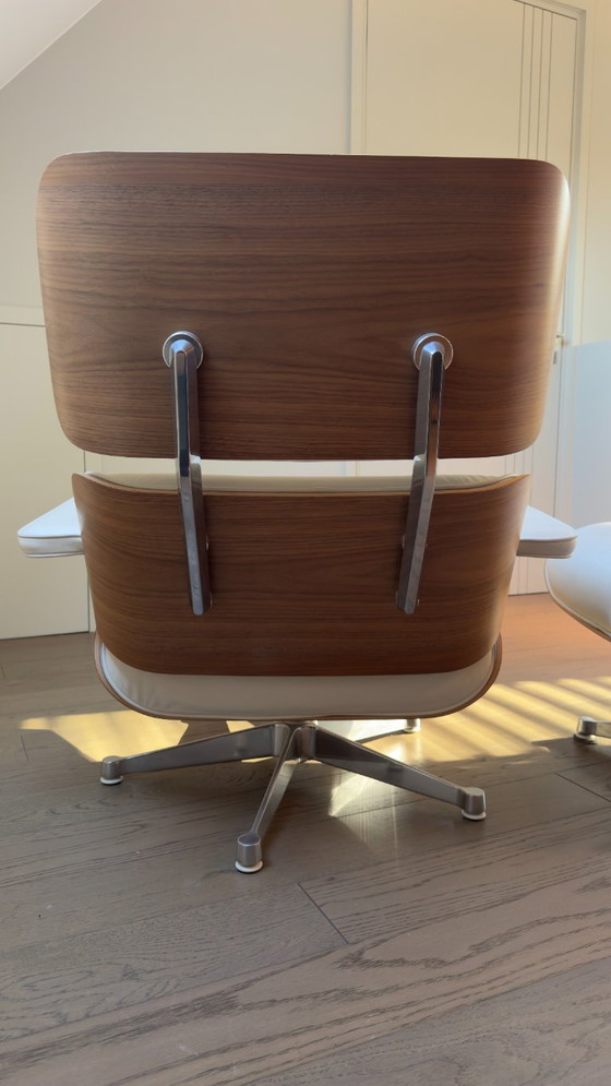 Fauteuil et repose-pieds Vitra Eames en noyer et cuir blanc – Chaises & fauteuils, Leather, Metal (photo 7 of 18)