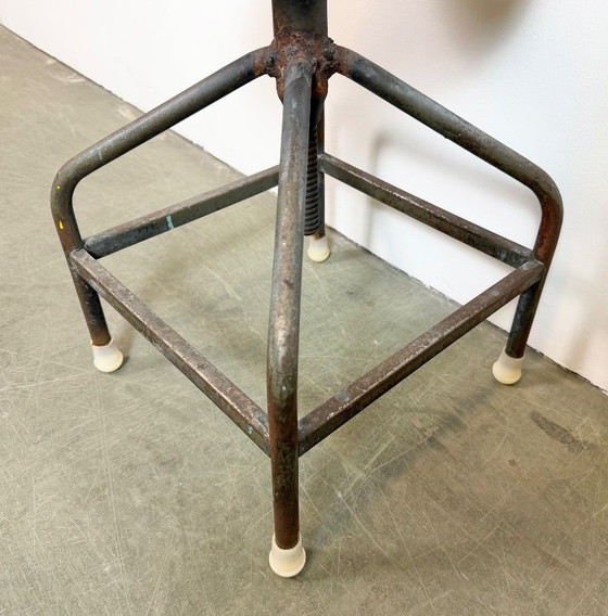 Image 1 of Tabouret pivotant industriel en fer, hauteur réglable, années 1960