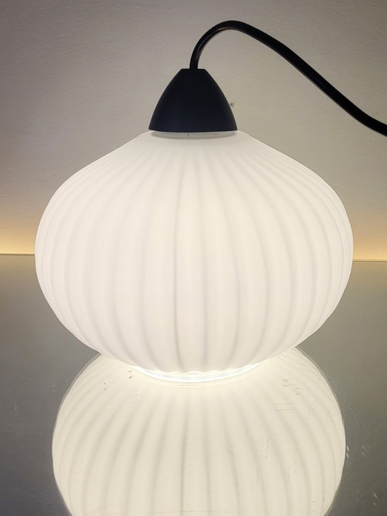 Image 1 of Suspension vintage en verre opalin blanc, années 1960