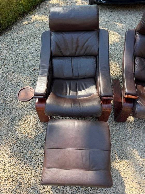 Vintage Lounge Zetels, 2 Zetels, 1 Voetbank En 2 Kleine Ronde Tafeltjes Die Je Langs Beide Kanten Van Zetel (photo 6 of 7)