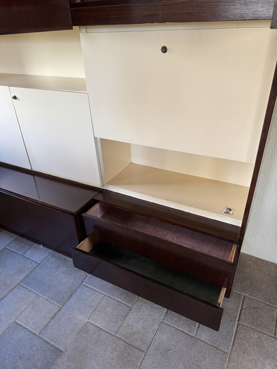 Image 1 of Woonkamerkast 60’er jaren met veel bergruimte. Palissander met witte onderbreking.