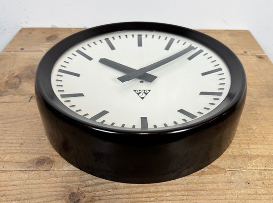 Image 1 of Industriële bakelieten fabriekswandklok van Pragotron, jaren 60