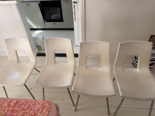 Ensemble de quatre Chaises de salle à manger avec découpe carrée