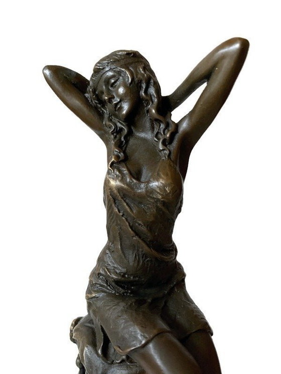 Image 1 of Élégante dame de bronze