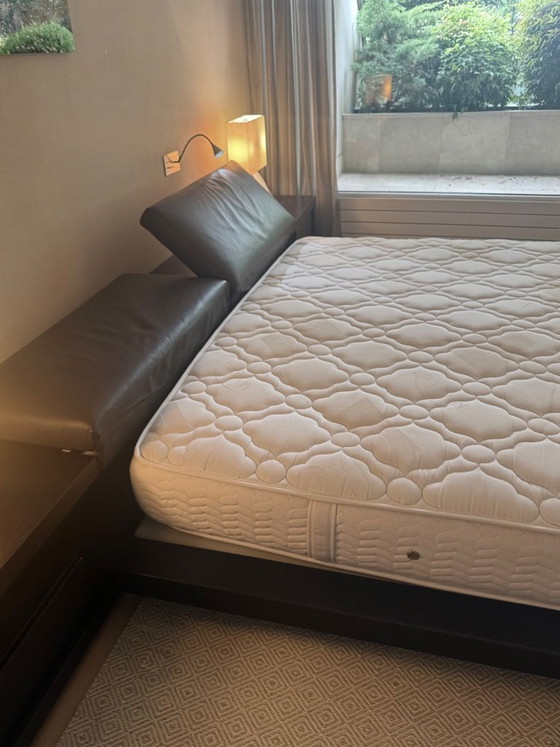Image 1 of Cama de diseño POLIFORM con mesitas de noche integradas.