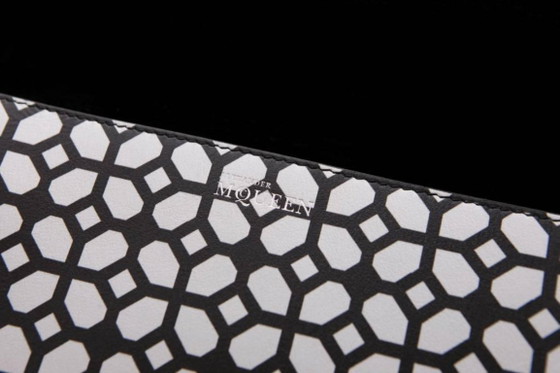Image 1 of Borsa a tracolla Alexander McQueen, modello Heroine, in bianco e nero.