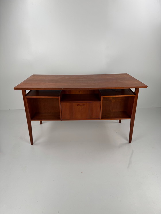Image 1 of Dänischer Chefschreibtisch aus Teakholz – Eleganter Arbeitsplatz im Stil der Mitte des 20. Jahrhunderts