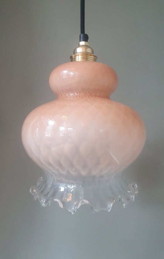 Image 1 of vintage glazen florale hanglamp in roze pastel kleur met textuur. Deels transparent.