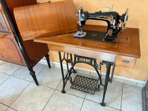 Omnia sewing machine – 1920s – wooden cabinet and cast iron base
