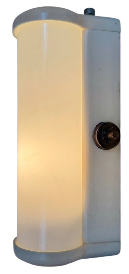 Applique industriale in bachelite bianca con vetro opalino, anni '50