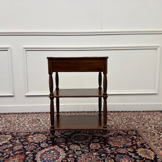 Klassischer englischer Beistelltisch – Beistelltische, Leder, Holz (photo 6 of 10)
