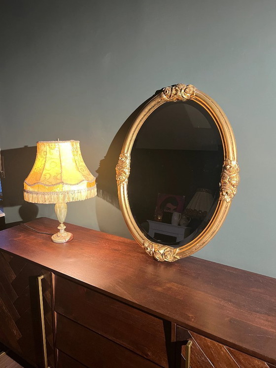 Image 1 of Specchio ovale Art Nouveau / Art Déco con vetro smussato. Originale d'epoca con cornice dorata e decorazione a rose.