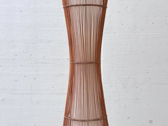 Image 1 of Franse vloerlamp van lichtgekleurd rotan en bamboe, jaren 60/70.