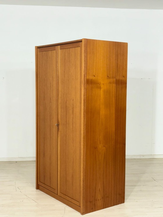 Image 1 of Hoogtepunt van Deens design: Tijdloze teakhouten kledingkast