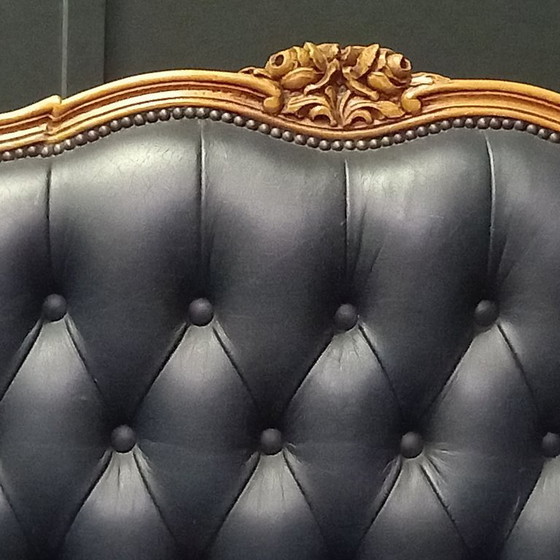 Image 1 of Irresistibile divano Chesterfield vittoriano a due posti in blu navy: un vero colpo d'occhio!