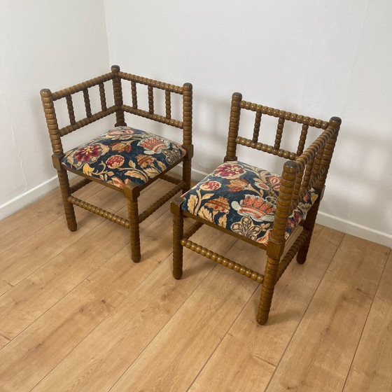 Image 1 of Zwei Eckstühle aus gedrechseltem Holz mit Federkern und Stoffsitzen, Mitte des 20. Jahrhunderts