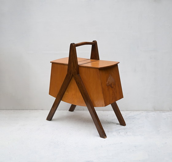 Image 1 of Pezzo unico, retrò e vintage!! Scatola da cucito di metà secolo con motivo a cavallo: contenitore in stile scandinavo retrò.