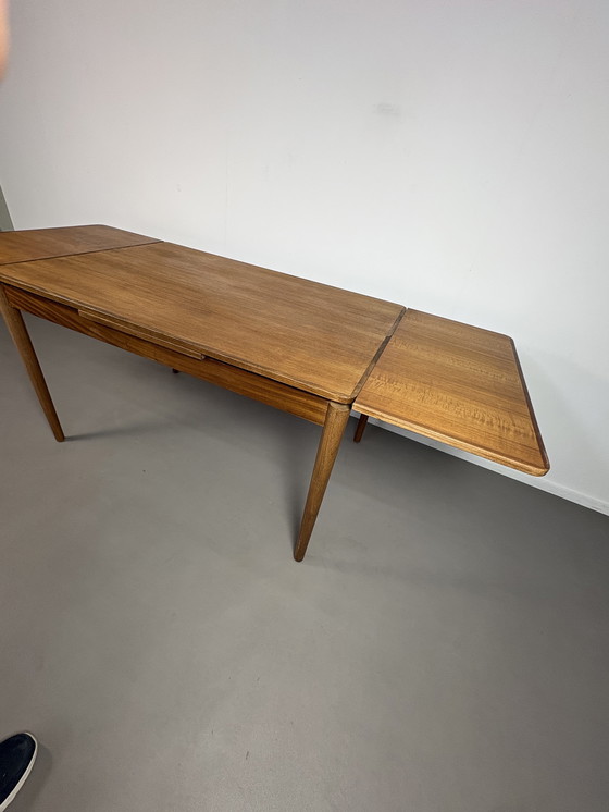 Image 1 of Vintage uitschuifbare teak tafel, uitgeschoven is hij 208 cm