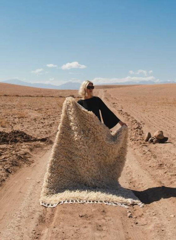 Image 1 of Dos alfombras marroquíes hechas a mano: una blanca y otra de cobre, además de una alfombra de pasillo.