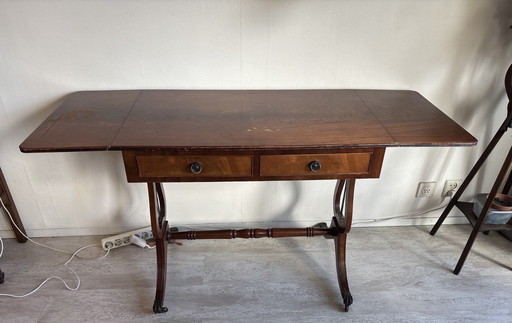 Antiker Mahagoni-Schreibtisch