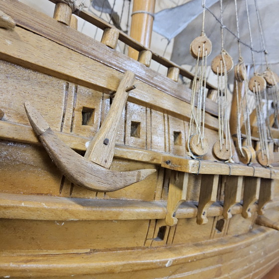 Image 1 of Unieke V.O.C modelschip uit boomstam (volledig handgemaakt) (17e Eeuwse spiegelretourschip)